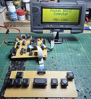 Prototyp eines Pocket Basic Computers mit Display und Tastatur