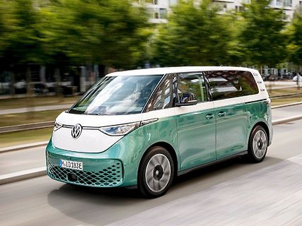 Volkswagen ID. Buzz fahrend auf Straße