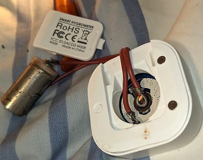 Zerlegtes Smart Hygrometer und elektrische Bauteile