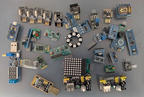 Verschiedene Mikrocontroller-Boards und Elektronikmodule