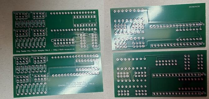 Vier grüne Leiterplatten für Chip Tester Pro