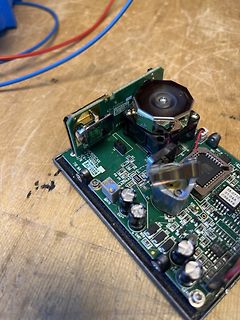 Geöffnete Elektronik mit Leiterplatte und Lüfter