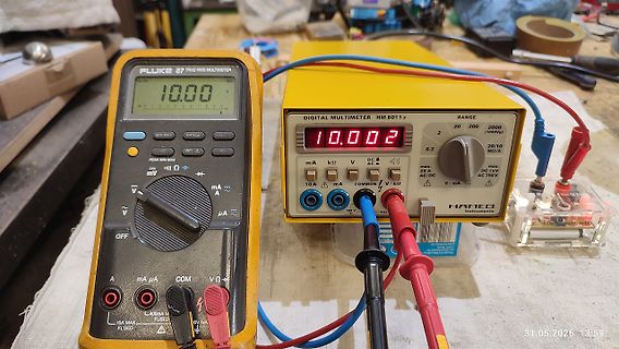 Zwei Multimeter mit Messspitzen auf Werkstattunterlage