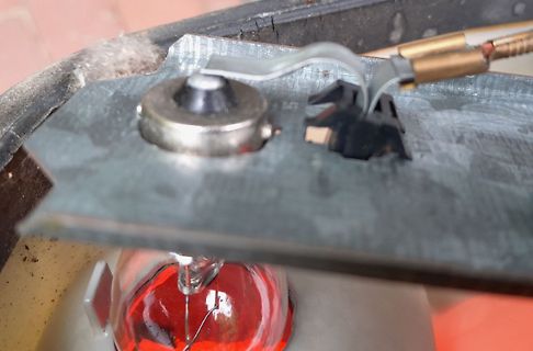 Nahaufnahme eines elektronischen Bauteils auf einer Metallplatte