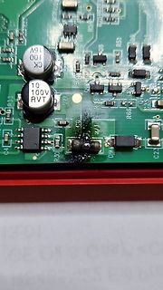 Leiterplatte mit Brandspuren und Elektrolytkondensatoren