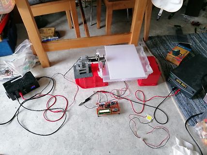 Elektronik-Versuchsaufbau mit Netzteil, Platine und Verkabelung