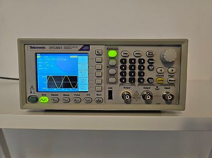 Tektronix AFG2121 Arbitrary Function Generator