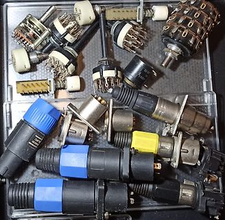 Diverse elektrische Steckverbinder und Drehschalter