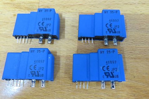 Vier blaue HY 25-P Steckverbinder