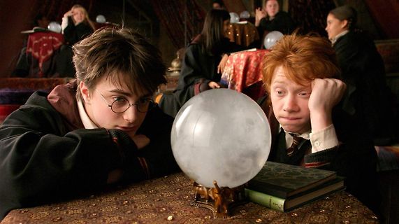 Harry Potter und Ron Weasley starren auf Glaskugel