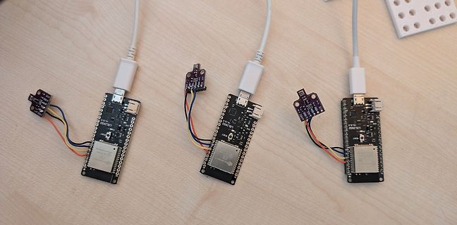 Drei ESP32-Entwicklungsboards mit USB-Kabeln und Jumper-Kabeln