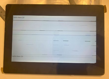 Abfotografierter Bildschirm eines Tablets mit Text und Linien