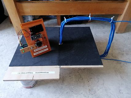 Elektronik-Aufbau auf Holzplatten mit blauen Kabeln