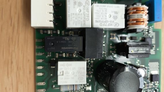 Nahaufnahme einer Leiterplatte mit elektronischen Bauteilen