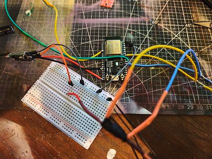 Aufbau mit Breadboard, Mikrocontroller und Jumper-Kabeln