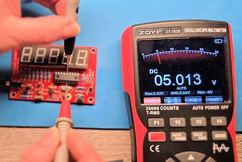 Messung einer Spannung mit einem Oszilloskop-Multimeter an einer Leiterplatte