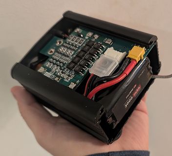 Offenes Elektronikgerät mit Leiterplatte und Akku