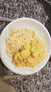 Nudeln mit Sauce auf einem Teller
