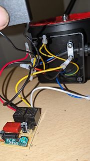 Verkabelung eines Netzteils und Platine auf Holztisch
