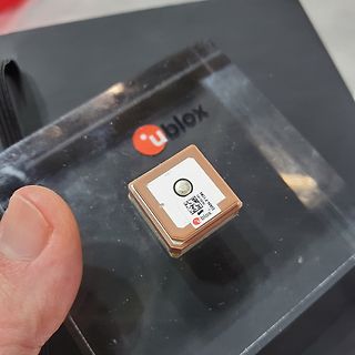 u-blox GPS Modul auf schwarzem Untergrund
