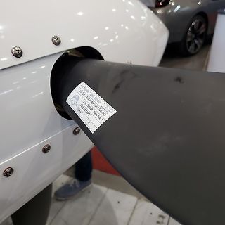 Nahaufnahme eines Etiketts an einem Rohr