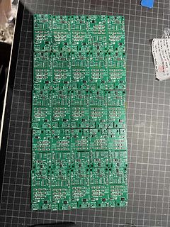 Mehrere grüne Leiterplatten (PCBs) nebeneinander liegend