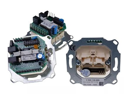 Drei elektronische Steckmodule auf Metallrahmen