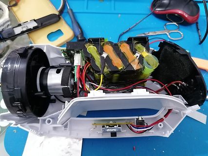 Innenansicht eines zerlegten Elektrogeräts mit Akkus und Motor