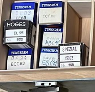 Schachteln mit Elektronenröhren