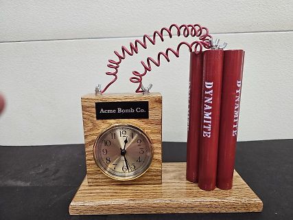 Dekorative Uhr im Wile E. Coyote Stil