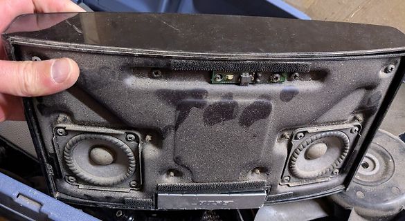 Rückseite eines Lautsprechergehäuses mit Staub