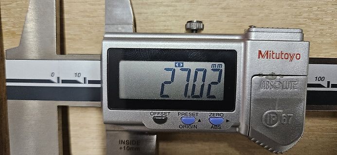 Digitaler Messschieber zeigt Messwert