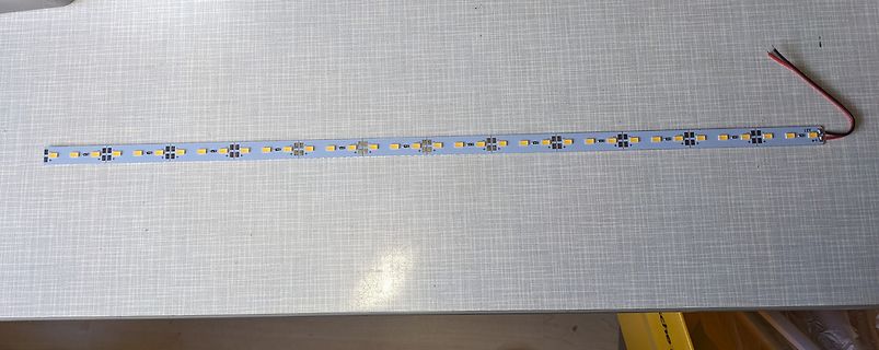 LED-Streifen auf Tisch
