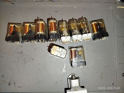 Mehrere Relais auf Werkstattunterlage
