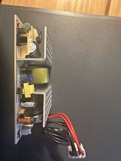 Innenansicht eines Netzteils mit Leiterplatte und Kabeln