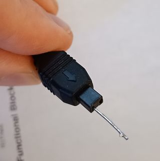 Beschädigter Stecker mit freiliegendem Draht