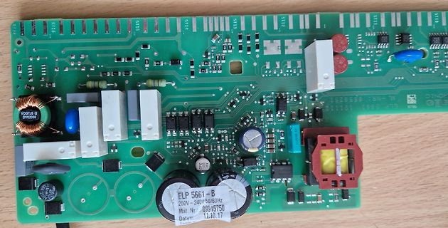 Grüne Leiterplatte mit elektronischen Bauteilen