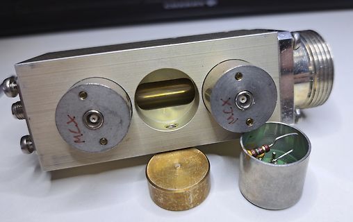 Metallgehäuse mit MCX-Buchsen und Bauteilkomponente