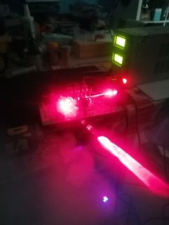 Leuchtende Leiterplatte mit rotem Licht in Werkstatt