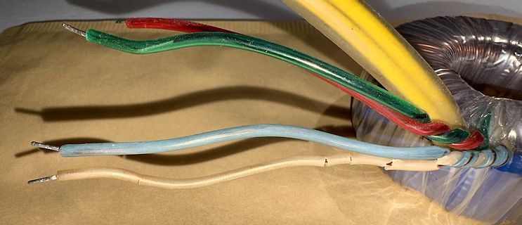Bunte Drähte und Kabelverbindungen