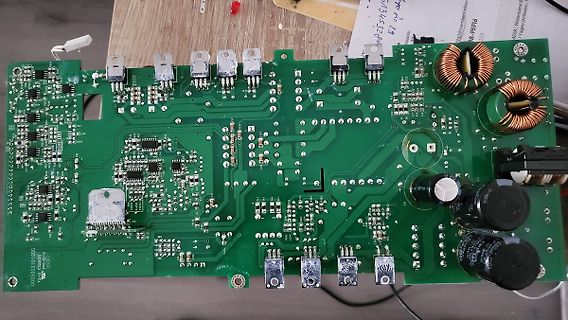 Foto einer grünen Leiterplatte mit elektronischen Bauteilen