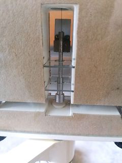 Detailansicht einer mechanischen Komponente in einem Gehäuse