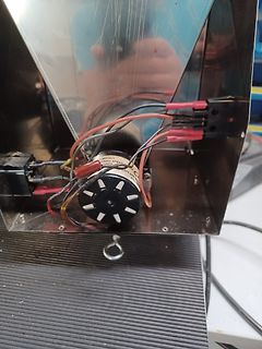 Verdrahtung eines Elektromotors in einem Metallgehäuse