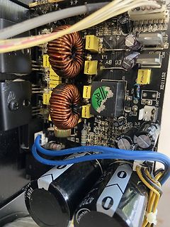 Leiterplatte mit Spulen und Elektrolytkondensatoren