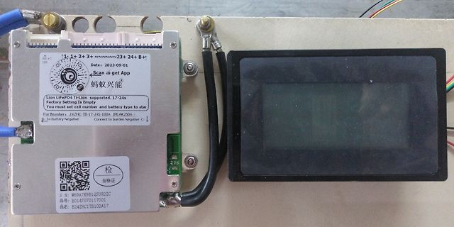 BMS-Steuereinheit mit Display und QR-Code