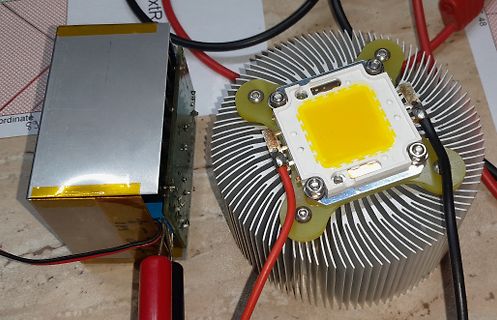 LED-Chip auf Kühlkörper und Netzteil