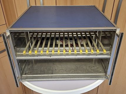 Leeres 19-Zoll-Rackgehäuse mit Schienen