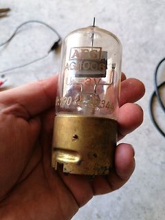 AEG AG1006 Elektronenröhre in Hand gehalten