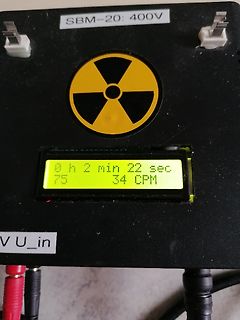 Geigerzähler mit LCD-Display und Radioaktivitäts-Warnsymbol