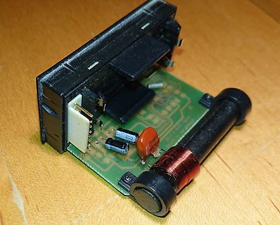Elektronikbauteile auf Leiterplatte mit Spule und Kondensatoren